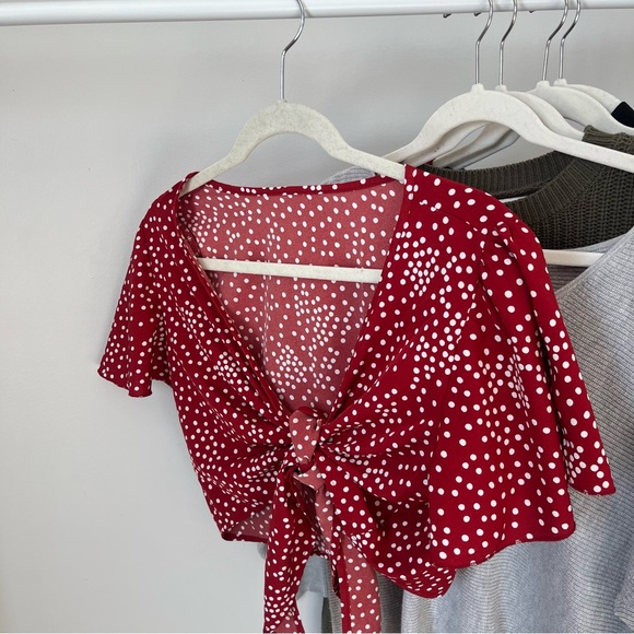 🩷SHEIN SHORT SLEEVE RED WHITE V NECK TIE KNOT CROP TOP SIZE SMALL TRENDING - Picture 5 of 13